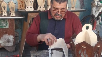 الفوانيس اليدوية.. سحر رمضان بلمسات خشب الأركت في كفر الدوار