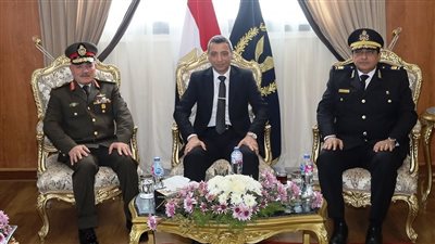 محافظ السويس وقيادات الأمنية يضعون أكاليل الزهور على النصب التذكاري للجندي المجهول