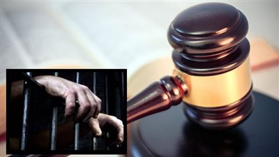 بالصور.. شاب يقتل والدته ويعلقها في شباك غرفة نومها| تفاصيل مروعة