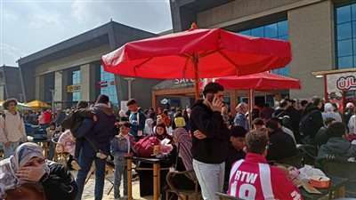 إقبال كبير من زوار معرض الكتاب على منطقة المطاعم.. صور 