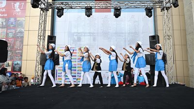 عروض الخيال والظل والفلكلور تجذب جمهور معرض القاهرة للكتاب