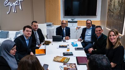 عمرو القاضي يلتقي بمسئولي كبار منظمي الرحلات الدوليين خلال مشاركته بمعرض FITUR 2025