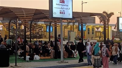 أجواء تفاعلية من الزوار مع غروب شمس أول يوم بمعرض الكتاب