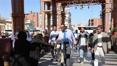 محافظ أسوان يستمع لمطالب وشكاوى المواطنين
