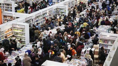 عدد زوار معرض القاهرة للكتاب يتخطى الـ٤٠٠ ألف زائر في أول أيامه