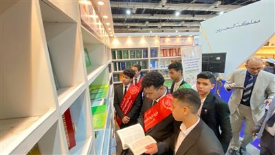طلاب تعليم القاهرة يزورون جناح المجلس الأعلى للشئون الإسلامية بمعرض الكتاب