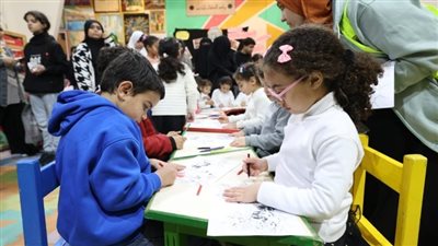 إبداعات الطلاب الوافدين تجذب زوار جناح الأزهر في ثاني أيام معرض الكتاب