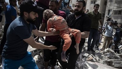 أسوشيتد برس: انتشال الجثث من تحت الأنقاض تحد جديد يواجه سكان غزة