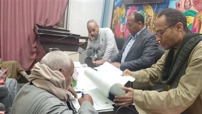 رئيس مركز قوص يسلم 36 عقدا لتقنين أراضي أملاك الدولة