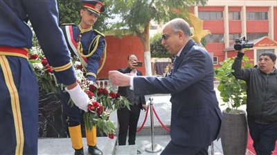  محافظ المنيا يضع اكليلا من الزهور على النصب التذكاري للشهداء