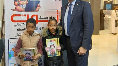 وزير الثقافة يتفقد ركن تطبيق 