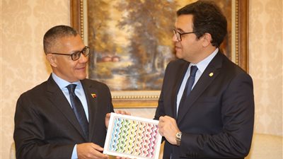 وزير الثقافة يستقبل نظيره الفنزويلي بمعرض القاهرة للكتاب