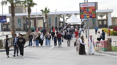 زحام شديد في معرض الكتاب بمنتصف يومه الثاني من استقبال الزوار