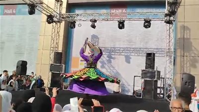 عروض التنورة تنشر البهجة بين زوار معرض الكتاب