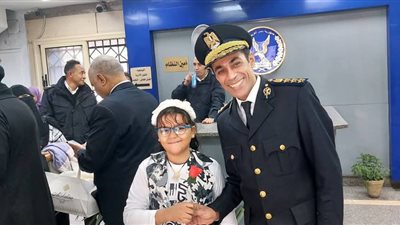 ضباط قسم الوراق يحتفلون بعيد الشرطة بتوزيع الورود والشوكولاتة على المواطنين|صور