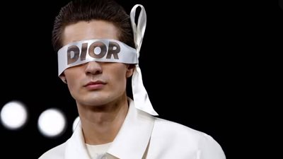 مصمم أزياء ديور يحصل على لقب فارس بأسبوع الموضة في باريس