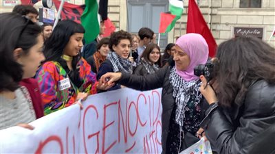 روما تتظاهر احتفالا بالهدنة في غزة.. وتوزيع حلوي على المشاركين