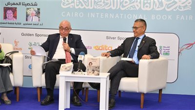 وزير ثقافة فنزويلا يحتفل بصدور كتابه في معرض القاهرة
