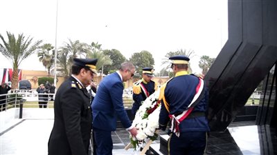 محافظ الفيوم ومدير الأمن يضعون إكليلاً من الزهور على النصب التذكاري لشهداء الشرطة