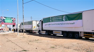 54 شاحنة إغاثية سعودية فى طريقها إلى سوريا عبر منفذ جابر الأردنى  