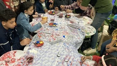 ورشة تلوين الجبس تنجح في جذب العشرات من الأطفال والكبار بمعرض الكتاب