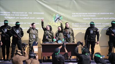 مقاتلو القسام حملوا سلاحًا إسرائيليًا خلال تسليم المجندات للصليب الأحمر