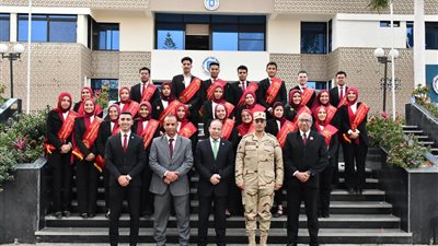 طلاب جامعة قناة السويس يزورن قيادة قوات المظلات