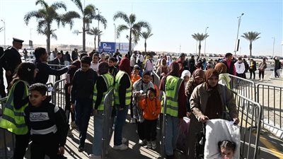 إقبال آلاف الزوار على معرض الكتاب.. والشباب يسيطرون على المشهد 