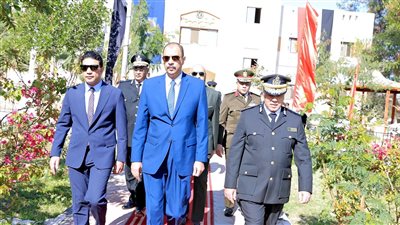 محافظ سوهاج ومدير الأمن يضعان إكليل الزهور على النصب التذكاري لشهداء الشرطة