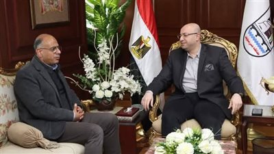 محافظ بنى سويف يناقش مشروعات الطرق والكبارى