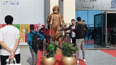 تمثال محمد علي باشا الكبير يجذب زوار معرض القاهرة الدولي للكتاب.. صور
