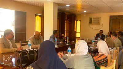 محافظ أسوان يتابع نتائج إجتماع اللجنة الإقليمية لإختيار الأم المثالية