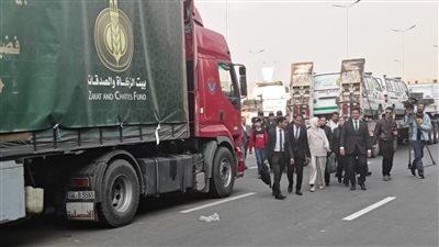 مصر تُطلق أضخم قافلة مساعدات إنسانية إلى غزة من حي الأسمرات