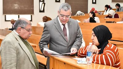 نائب رئيس جامعة قناة السويس يتفقد سير امتحانات الدراسات العليا بكلية التربية