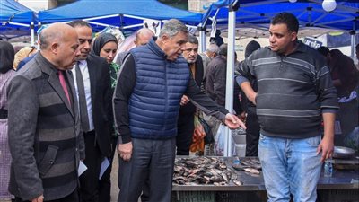 رغم سقوط الأمطار إقبال المواطنين على سوق اليوم الواحد بالإسكندرية 