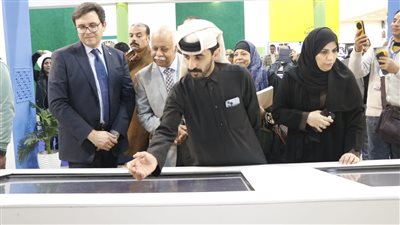 وزير الثقافة يتفقد أروقة معرض القاهرة الدولي للكتاب 56 