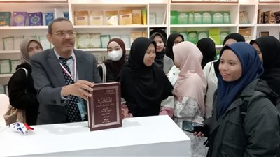 طالبات إندونيسيات يشيدون بإصدارات معرض الكتاب النادرة