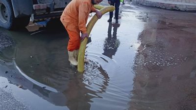 رئيس مدينة دمنهور يتابع أعمال سحب تجمعات مياه الأمطار 