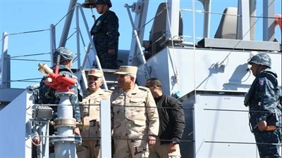 وزير الدفاع يتفقد قاعدة البحر الأحمر البحرية ويلتقي عددًا من المقاتلين