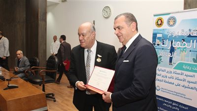 مصلحة الجمارك تكرّم رئيس شركة ميناء القاهرة الجوي 