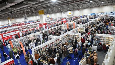 توافد الجمهور على معرض القاهرة الدولي للكتاب في رابع أيام فعالياته الثقافية