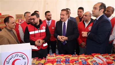محافظ المنوفية يشارك في تعبئة الكراتين الغذائية لإغاثة أهالينا في غزة