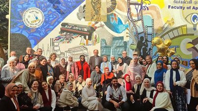 رئيس جامعة حلوان يفتتح معرض 