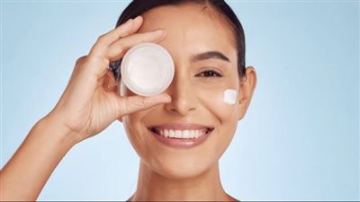 العناية بالبشرة وأهمية الترطيب للحفاظ على نضارتها