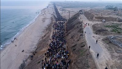 الفلسطينيون يحطمون مخططات الصهيونية ويعودون لشمال غزة بالآلاف.. شاهد