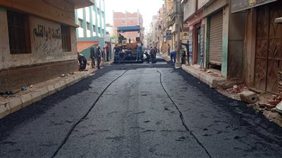 محافظ الغربية يتابع أعمال رصف شارع كشك بزفتى 