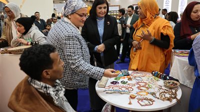نسرين البغدادي تتفقد جناح حلايب وشلاتين في معرض الكتاب 