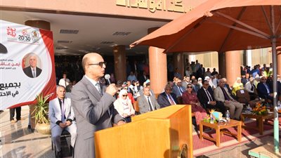 الدكتور المنشاوي يستعرض تقريرًا يرصد الأنشطة الطلابية المتنوعة بجامعة أسيوط 