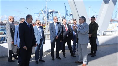 مدير البحرية التجارية بوزارة النقل بالجزائر يشيد بميناء الإسكندرية 