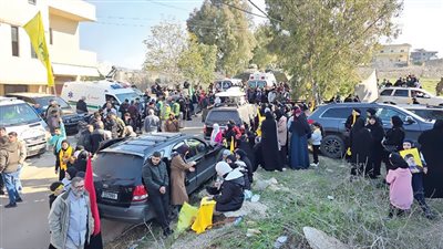 سكان الجنوب اللبنانى يتحدون الاحتلال بأعلام حزب الله ويعودون إلى منازلهم 